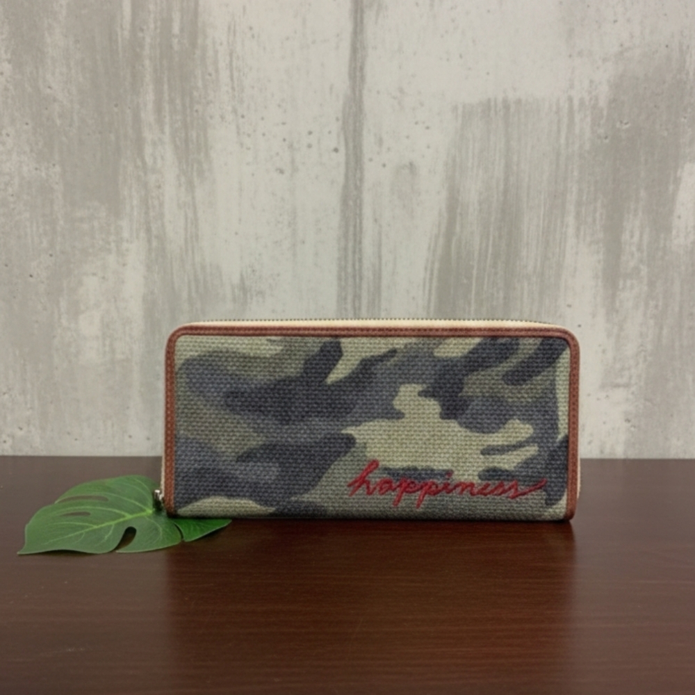 💚 Almost New! ED Ellen DeGeneres Camouflage "Happiness" Wallet/Clutch 💚